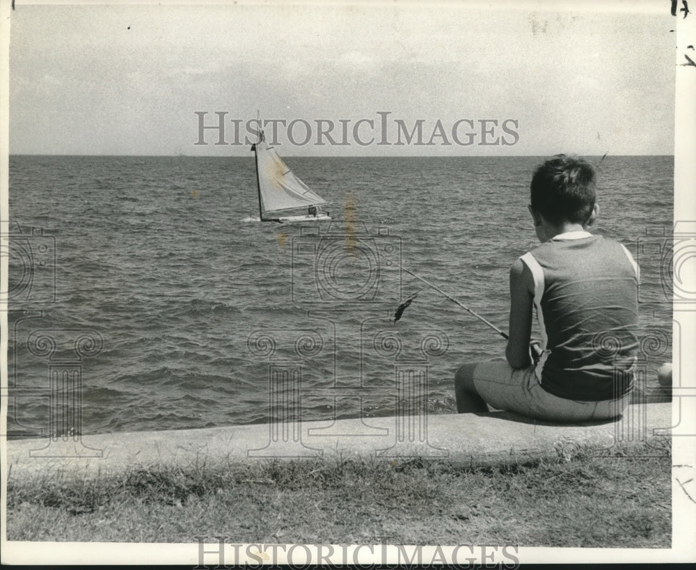 1967 Press Photo Fourth of July on Lake Pontchartrain, Sailing &amp; Fishing. - Historic Images