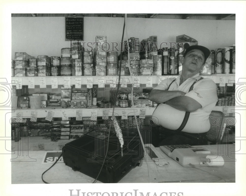 1993 Press Photo Henry Bergeron, owner of Shooting Star Fireworks Stand, Gretna - Historic Images