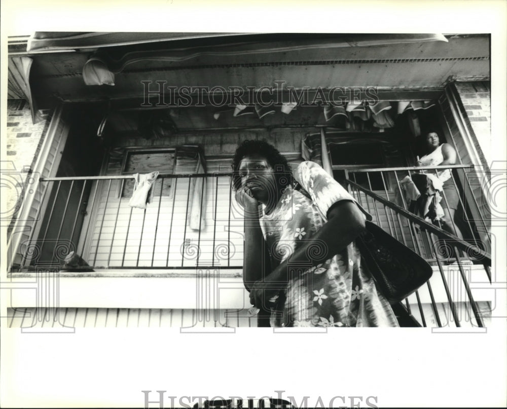 1994 Press Photo Elouise Matthews &amp; Mary Francois at burned out Hahnville apts. - Historic Images