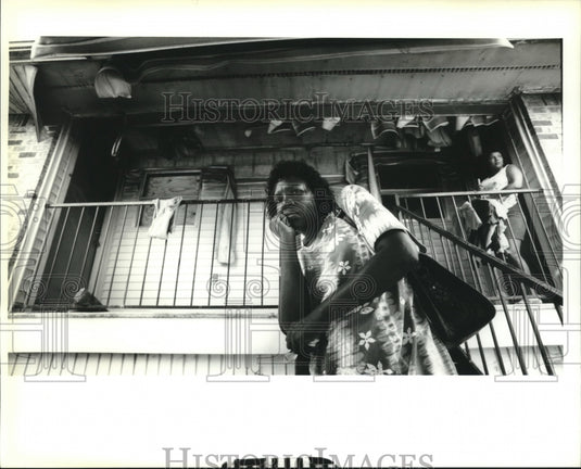 1994 Press Photo Elouise Matthews & Mary Francois at burned out Hahnville apts. - Historic Images
