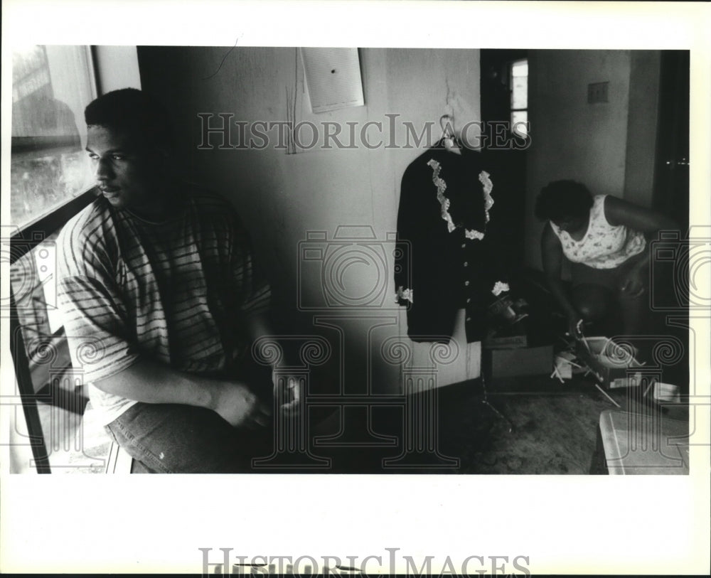 1994 Press Photo Mark and Mary Francois sit in burned out Hahnville apartment. - Historic Images