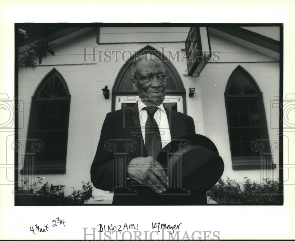 1991 Press Photo Rev. Sam Ellison, 88, in front of church in McClendonville - Historic Images