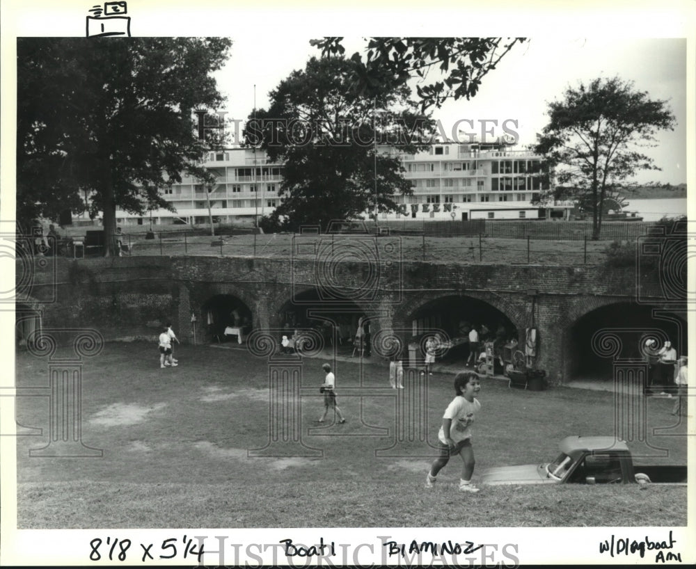 1993 Press Photo Mississippi Queen Riverboat stops at Fort Jackson, Buras, LA - Historic Images