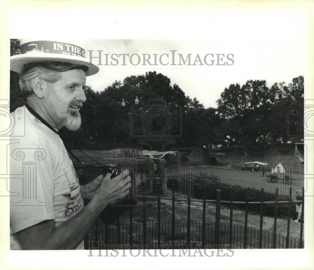 1993 Press Photo Brian Watkins, from England, takes photo atop Fort Jackson - Historic Images