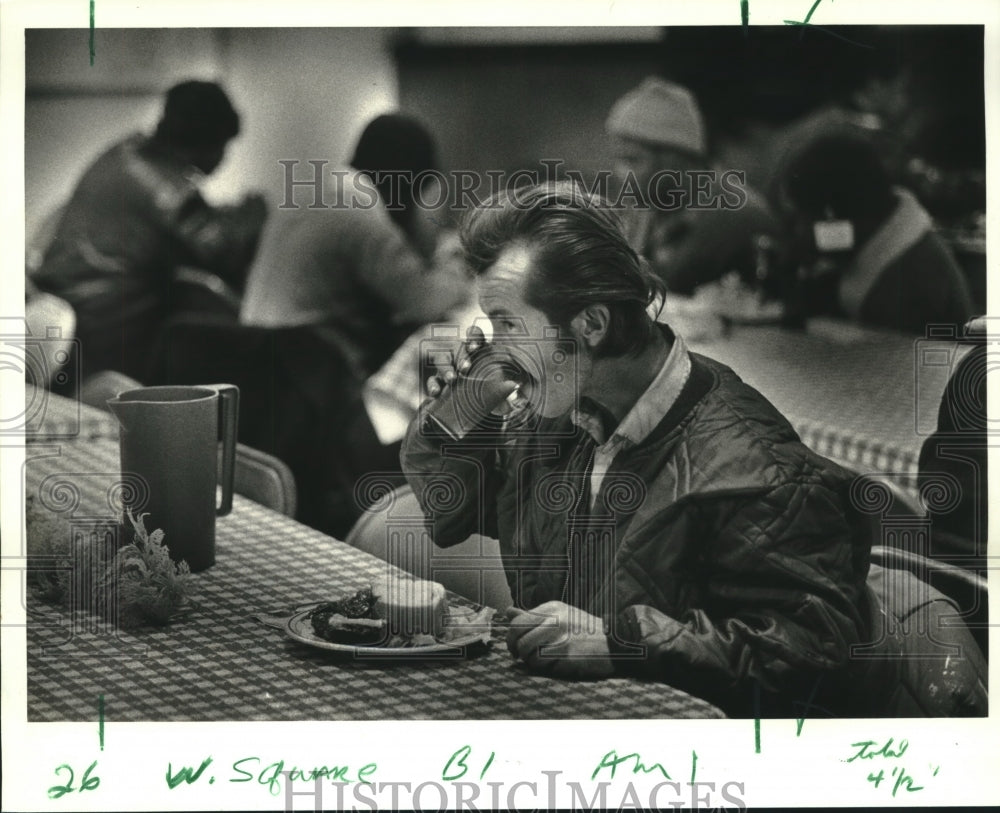 1986 Press Photo Marrio Vaccarrio Eats at Church Soup Kitchen, New Orleans - Historic Images