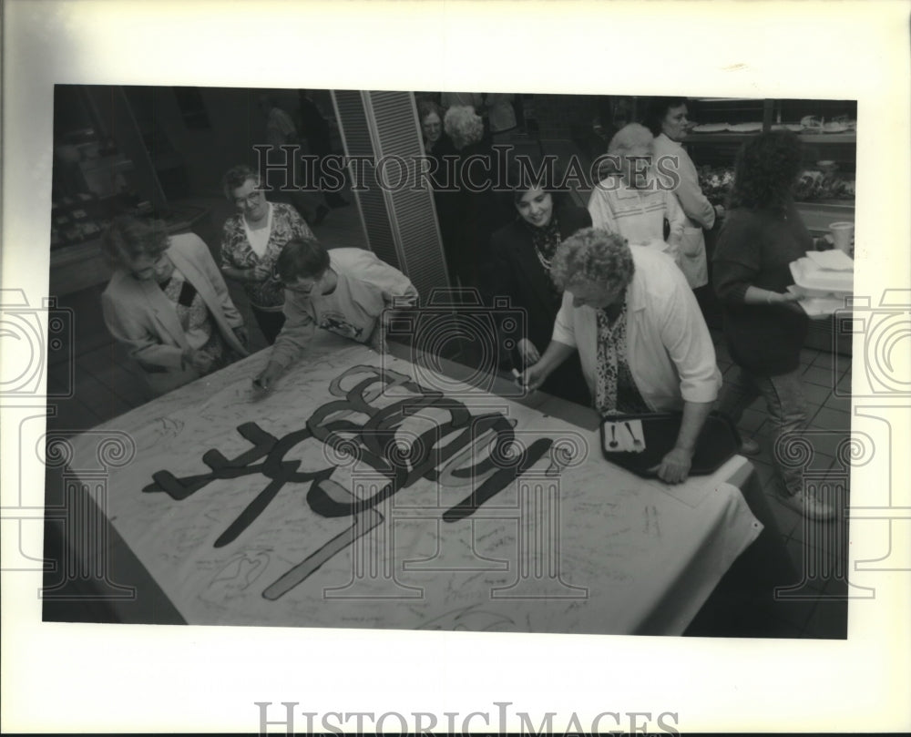 1989 Press Photo Hospital Staffers, Visitors and Patients Sign John Feight Work - Historic Images