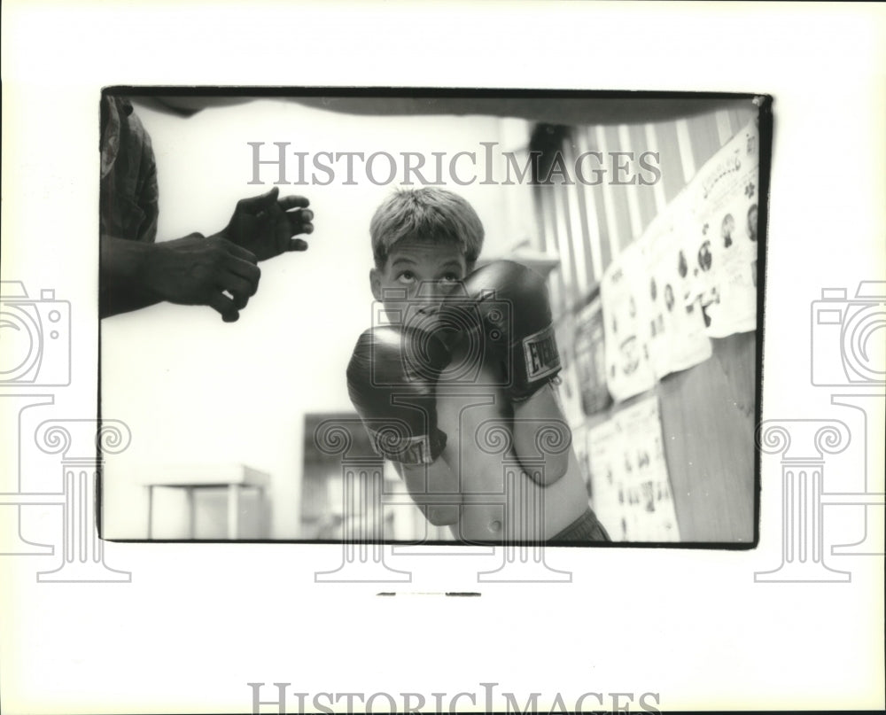 1995 Press Photo Kyle Felix practices his upper cut with trainer at Bonano Gym. - Historic Images