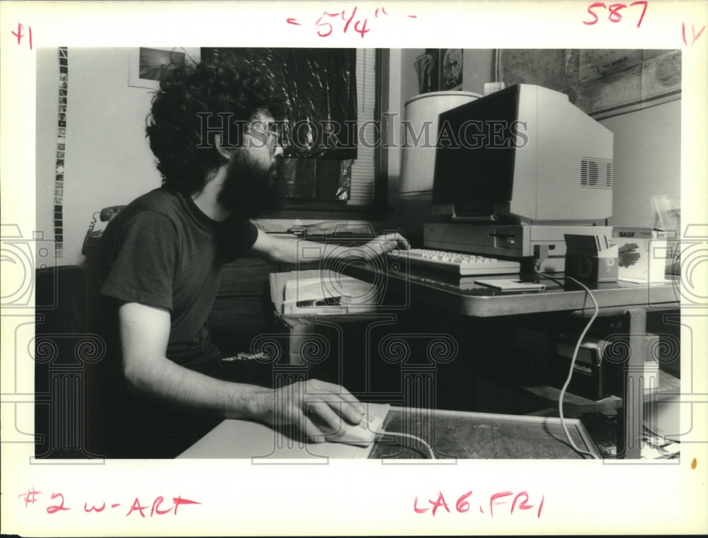 1989 Press Photo James Fell creates artwork on his computer &amp; transfers to tape. - Historic Images