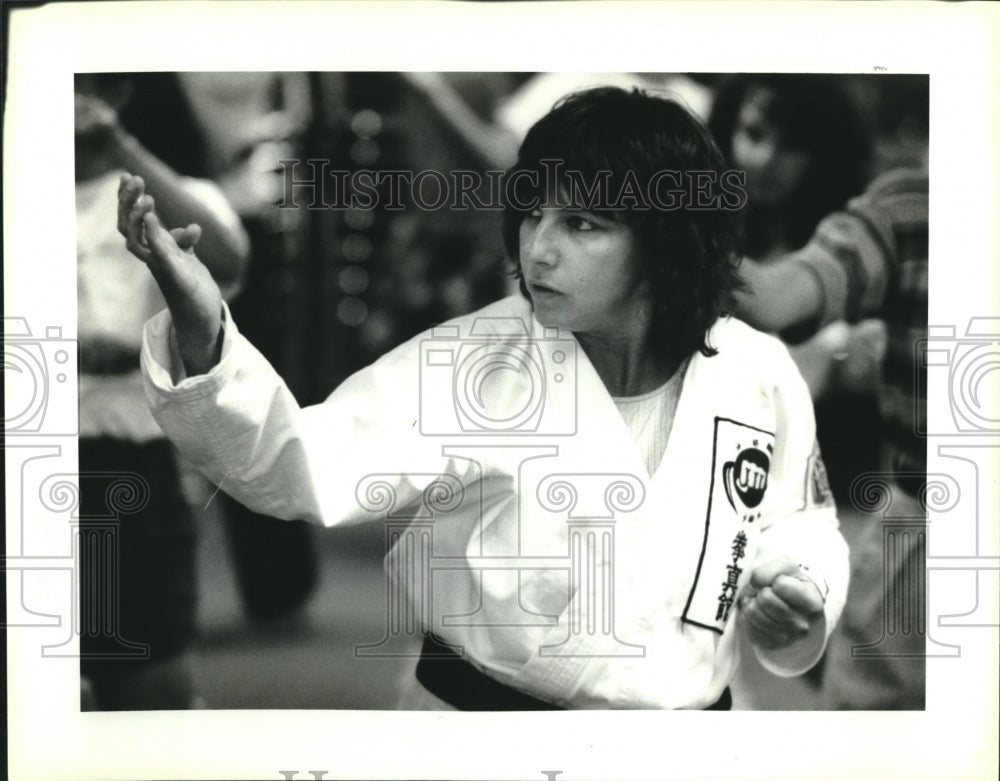 1992 Press Photo Patricia Felty-Van is the instructor of beginners self-defense. - Historic Images