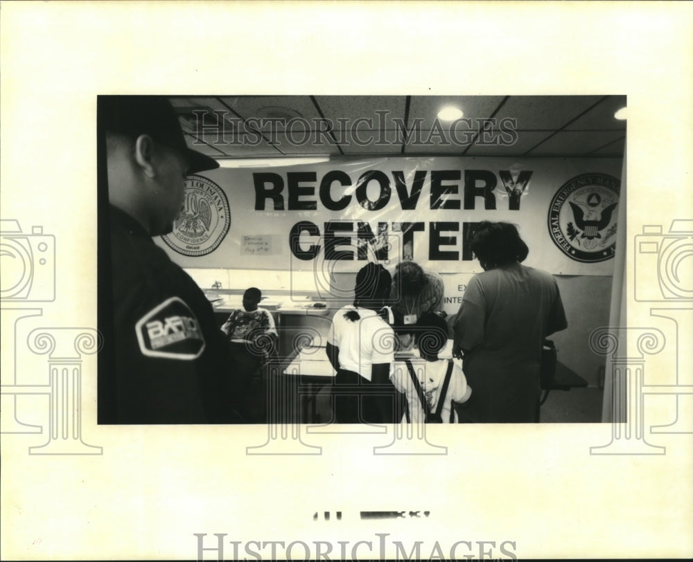 1995 Press Photo Demetta Alexis discusses her application for FEMA grant. - Historic Images