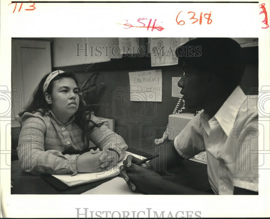 1988 Press Photo Homeless Ministry-Cindy Bealer mans emergency assistance desk - Historic Images