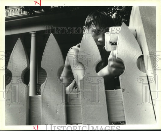 1995 Press Photo New Orleans - Justine Weber Paints His Fence at Family Home - Historic Images