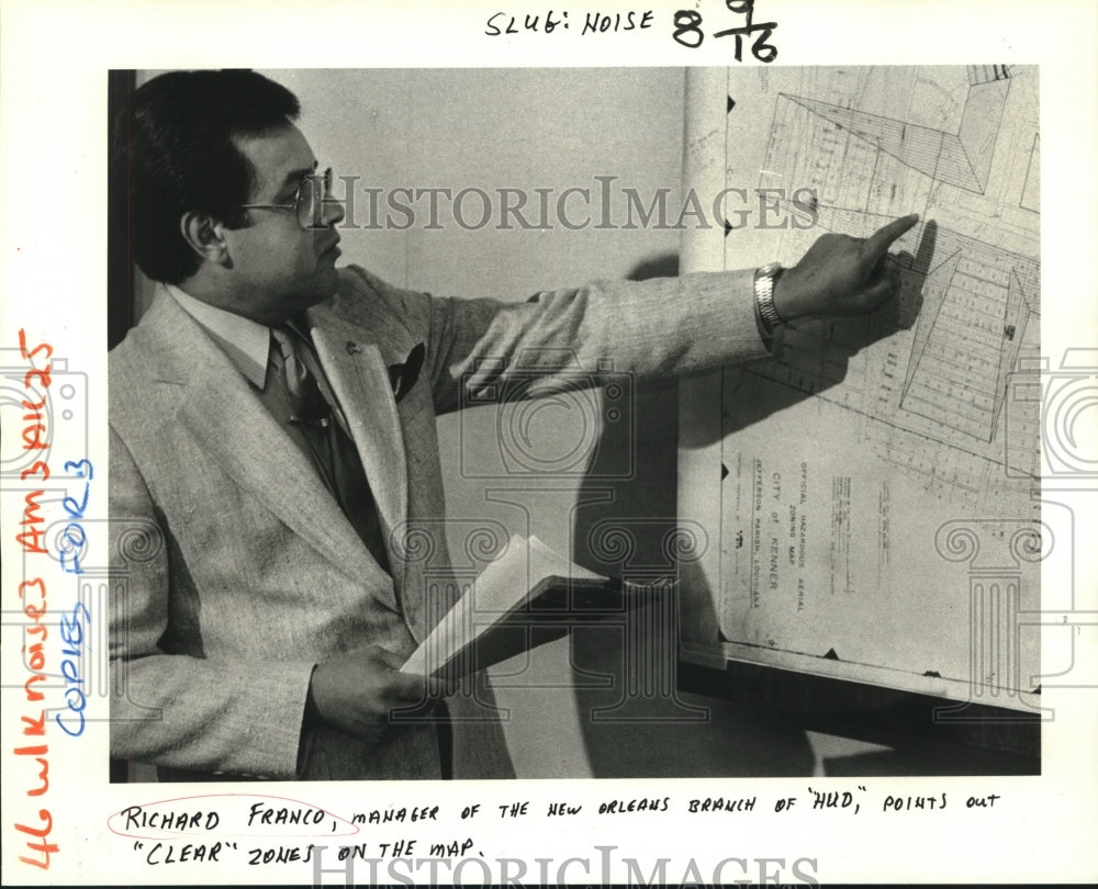 1984 Press Photo Richard Franco points out &#39;clear&#39; zones on map. - nob09845 - Historic Images