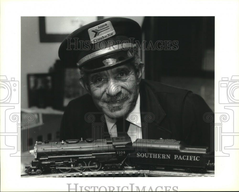 1992 Press Photo Railroad Conductor Irvin Francois Sr. of Algiers - Historic Images