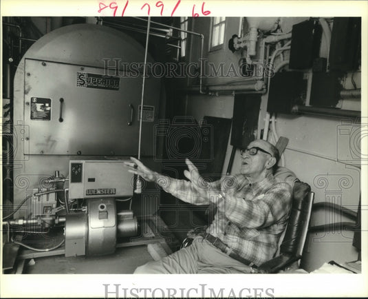1989 Press Photo School - Armond Francois in Boiler Room at Seton Academy - Historic Images