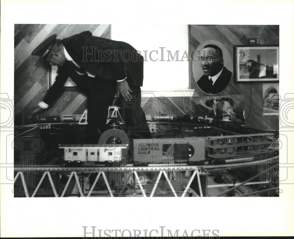 1992 Press Photo Retired Railroad Conductor Irvin Francois Sr. with Model Train - Historic Images