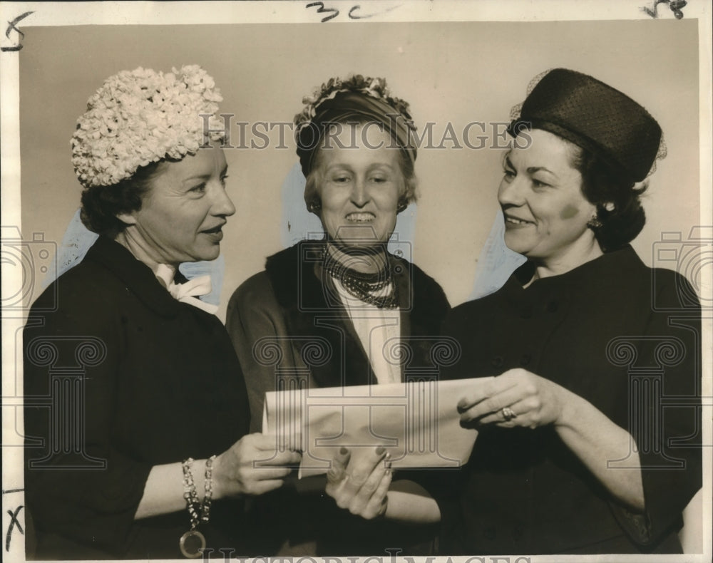 1962 Mrs. Frank Ferguson &amp; others participate in World Day of Prayer - Historic Images