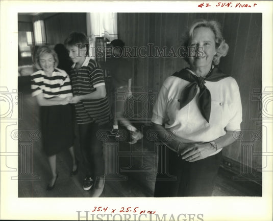 1990 Press Photo Miggy Felder owner & teacher at her studio on St. Charles Ave. - Historic Images