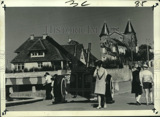 1974 Press Photo Travelers examine artillery used in the battle of Normandy-Historic Images