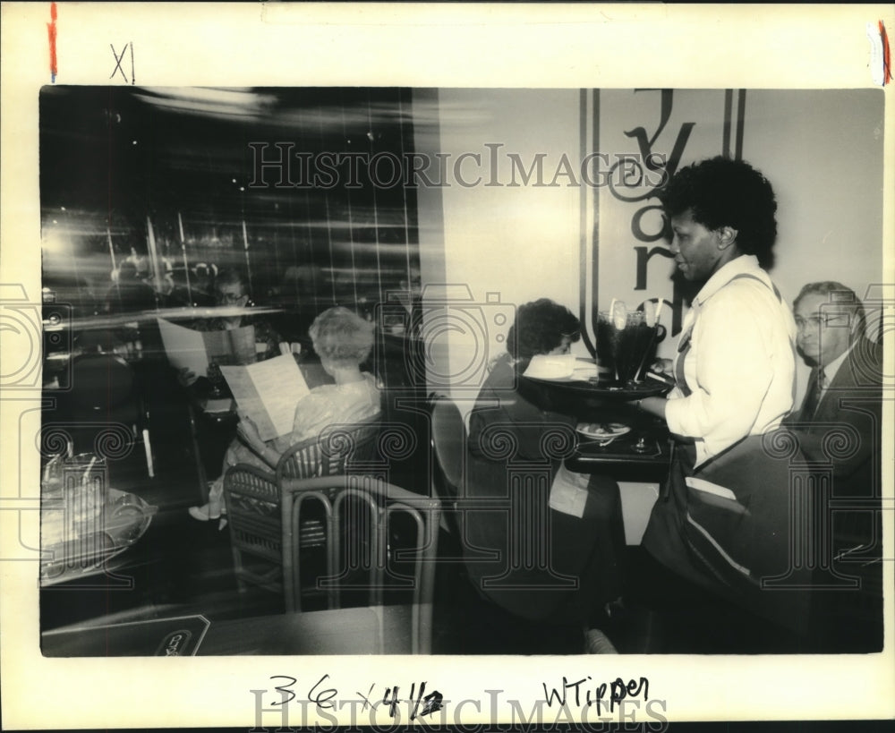 1990 Press Photo Barbra Francis at Hyatt Regency&#39;s Courtyard Restaurant - Historic Images