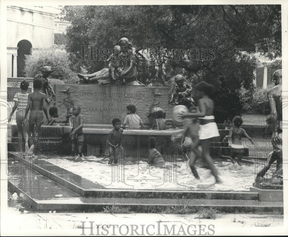 1973 Press Photo New Orleans Monument with Visitors During 4th of July - Historic Images