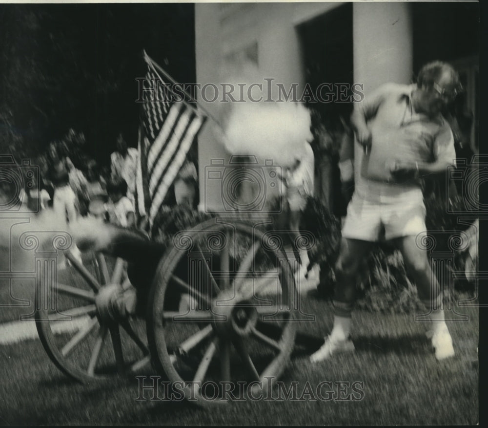 1975 Press Photo Marshall Grundmann as the black-powder weapon erupts - Historic Images