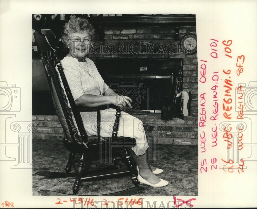 1988 Press Photo DeeDee Enright received Regina Matrum Award from Archdiocese - Historic Images