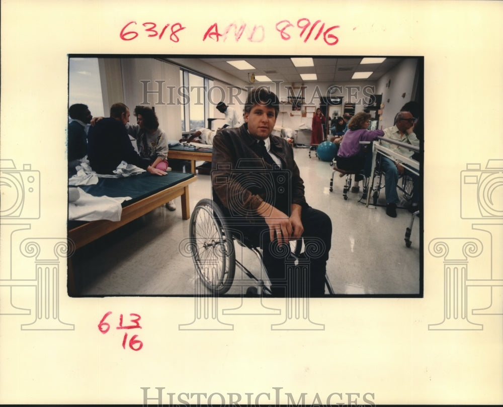 1989 Press Photo John Enright stops at Touro Infirmary to give a talk - Historic Images