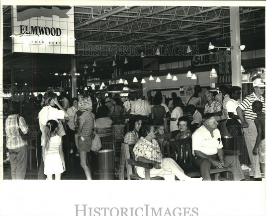 1987 Press Photo Customers at Lagniappe Food Court at Elmwood Center. - Historic Images