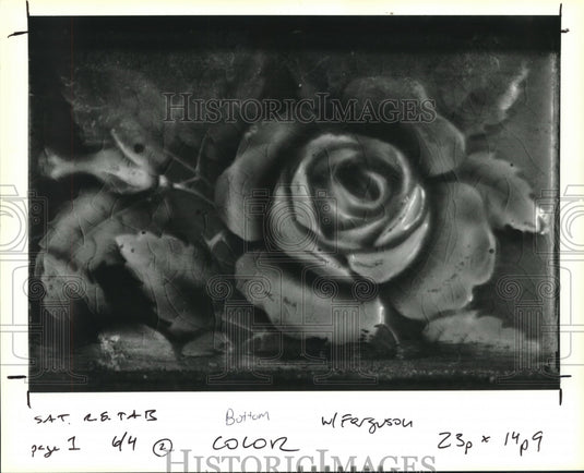 1994 Press Photo Rose tile in foyer fireplace of Barbara Ferguson's home. - Historic Images