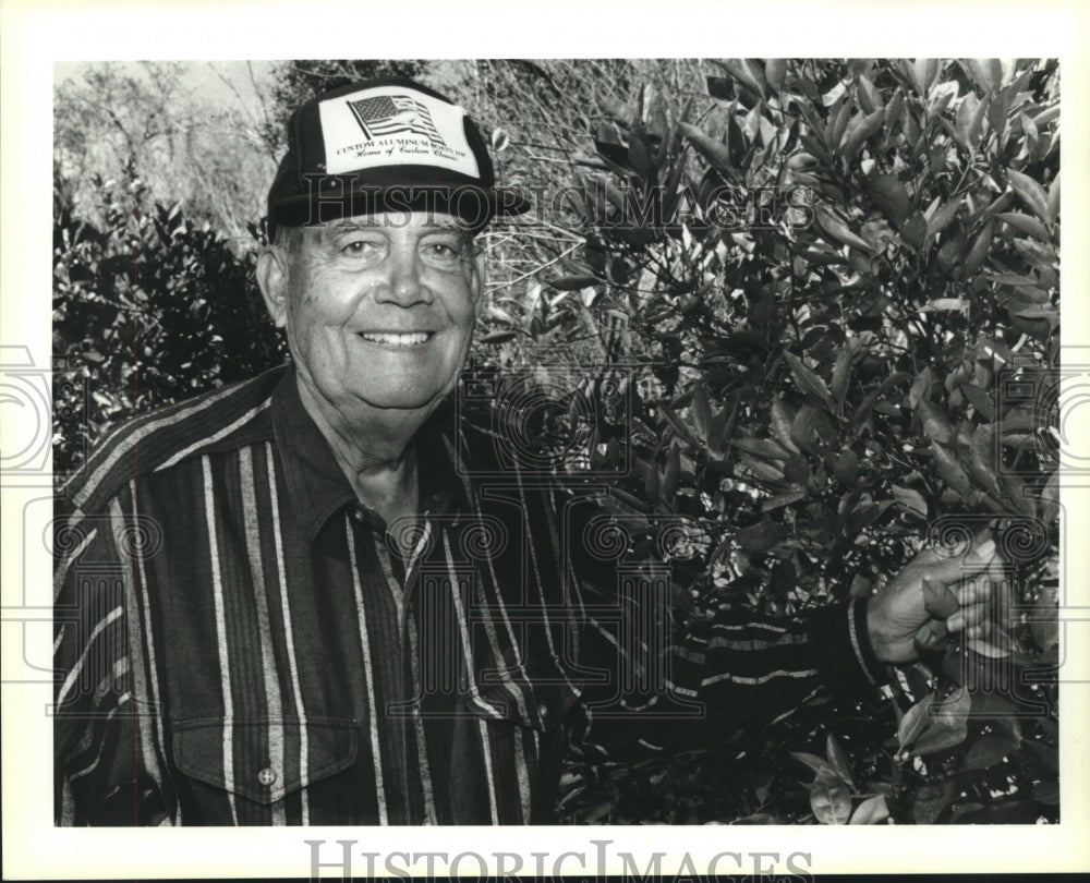 1995 Press Photo Frank Fernandez in his citrus grove at his farm in Florrisant - Historic Images