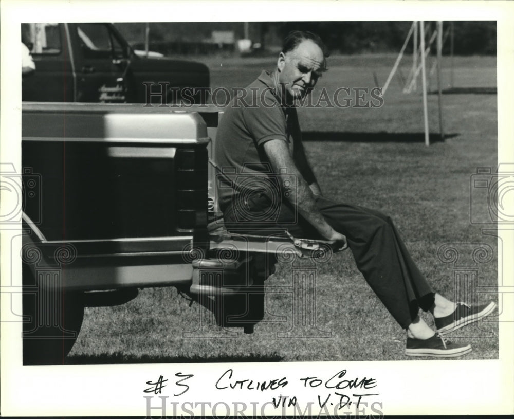 1990 Press Photo Major Ronald Feruson watching polo practice near Folsom - Historic Images