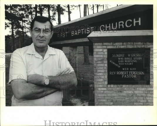 1989 Press Photo Rev. Robert Ferguson in front of First Baptist Church - Historic Images