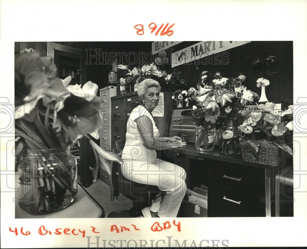 1987 Press Photo Martha Fernandez, school secretary&#39;s office filled with flowers - Historic Images