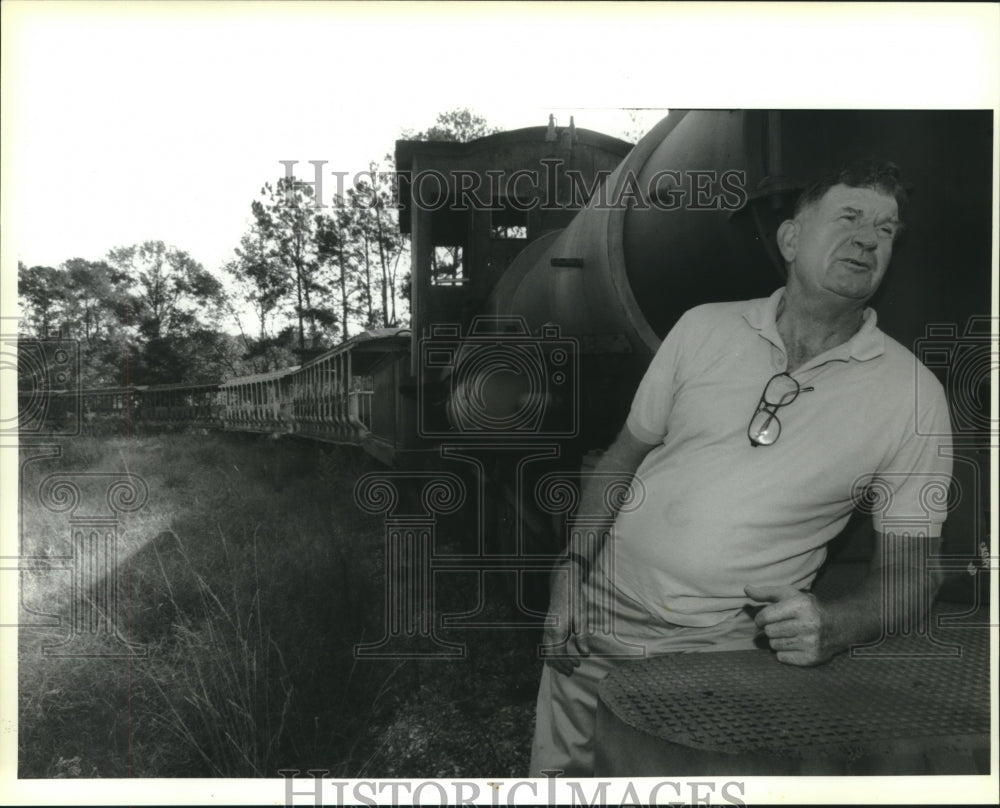 1993 Press Photo Businessman Leroy Harvey with train he's laying track for - Historic Images