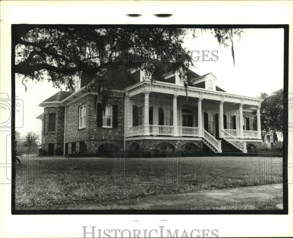 1996 Press Photo Front facade of home in Braithwaite - Historic Images