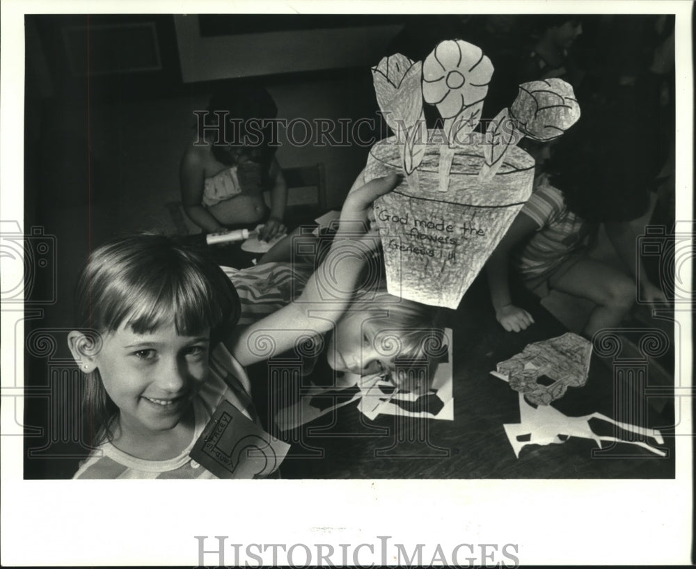 1986 Press Photo Stacy Walker holds craft during Vacation Bible School - Historic Images