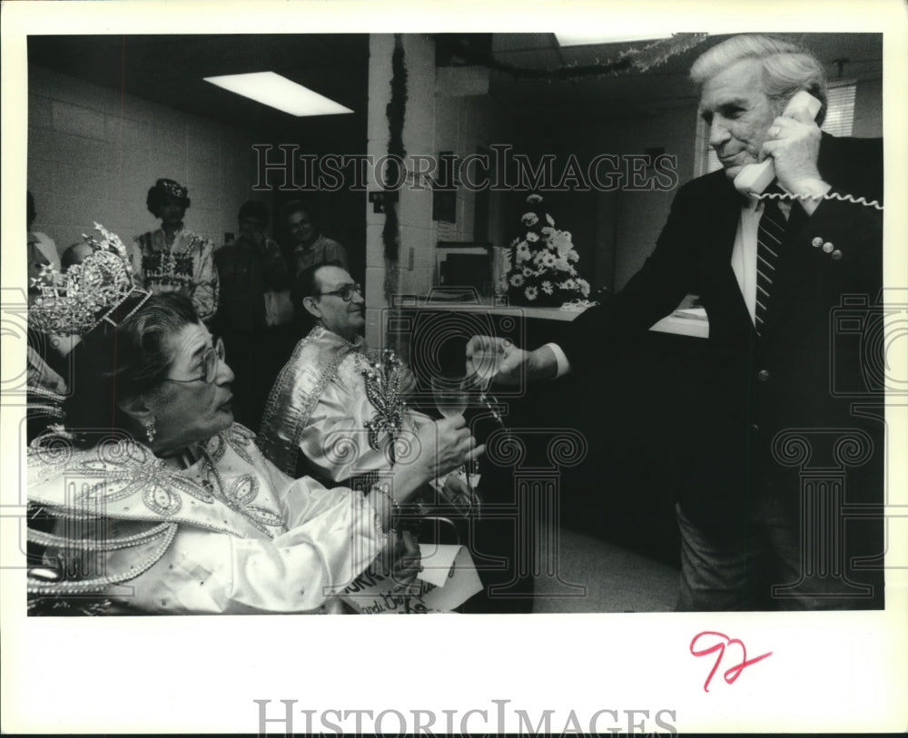 1989 Press Photo Mayor Cooper toasts Forest Manor King &amp; Queen via telephone - Historic Images