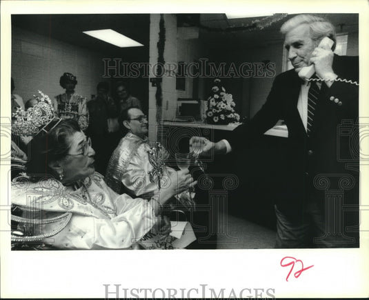 1989 Press Photo Mayor Cooper toasts Forest Manor King & Queen via telephone - Historic Images