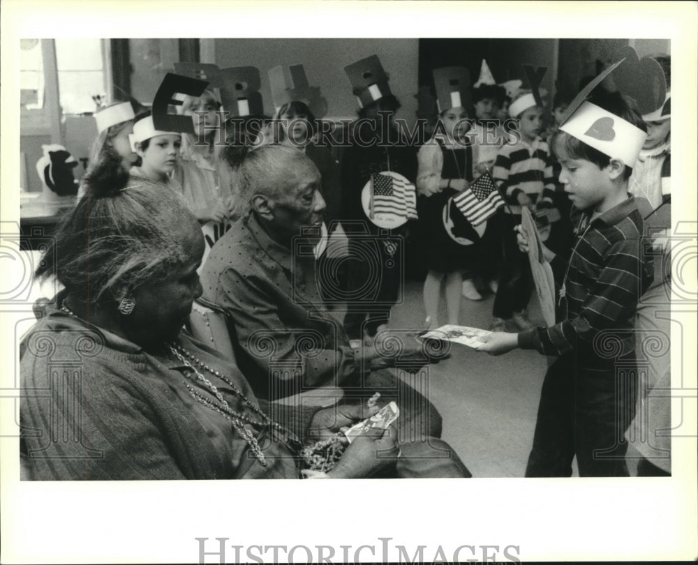 1989 Press Photo Chase Fontenot present valentines to residents of Forest Manor. - Historic Images