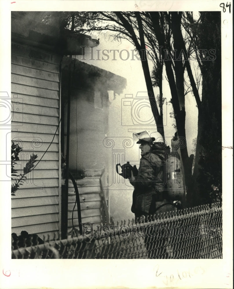 1981 Press Photo Fireman Ed Goldman Battles Fire at Home on Ralph Darce Home - Historic Images