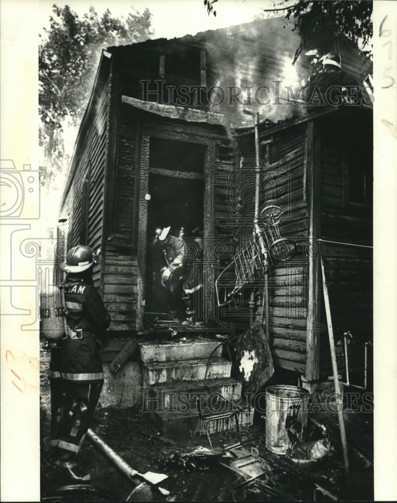 1981 Press Photo New Orleans Fire - Firemen Removes Debris on Gravier Street - Historic Images