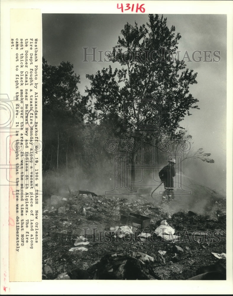 1986 Press Photo New Orleans Fire Department Fights Trash Fire Near Donner Canal - Historic Images