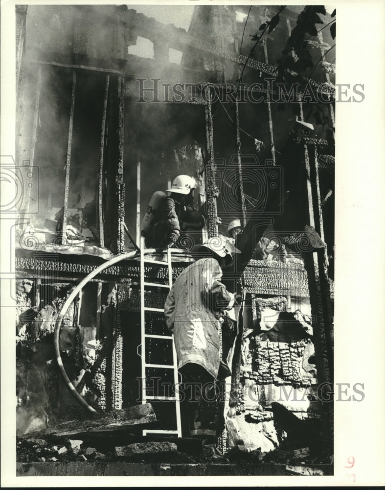 1986 Press Photo Fire - Burned Building is Checked by Fire Department - Historic Images