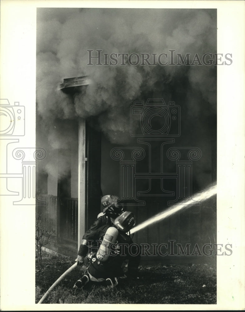 1986 Press Photo Fire - Terrytown Firefighters Battle Blaze - nob10094 - Historic Images