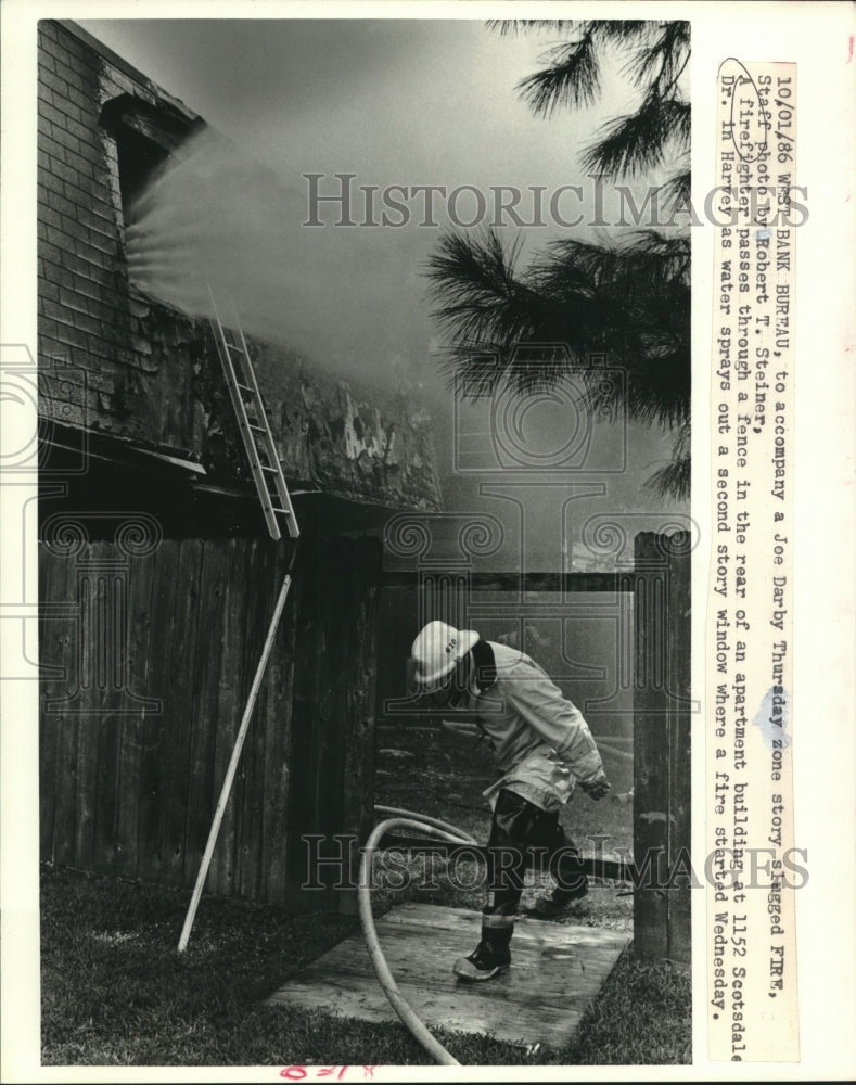 1986 Press Photo New Orleans Fireman Fights Apartment Fire in Harvey, Louisiana - Historic Images