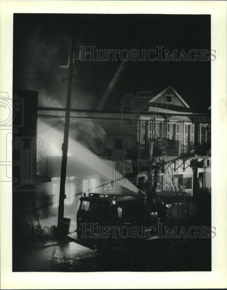 1988 Press Photo New Orleans Firemen battle a six alarm at Magazine Street fire - Historic Images