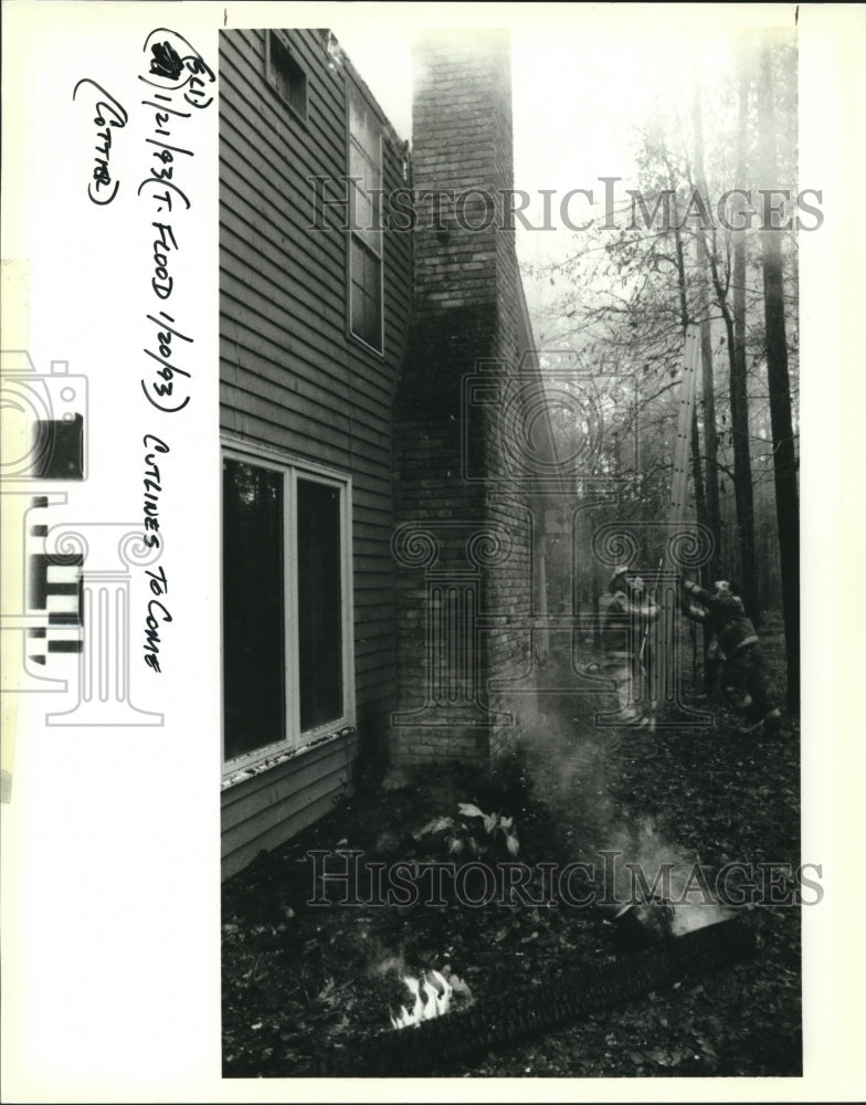 1993 Press Photo Firemen putting out fire - Historic Images