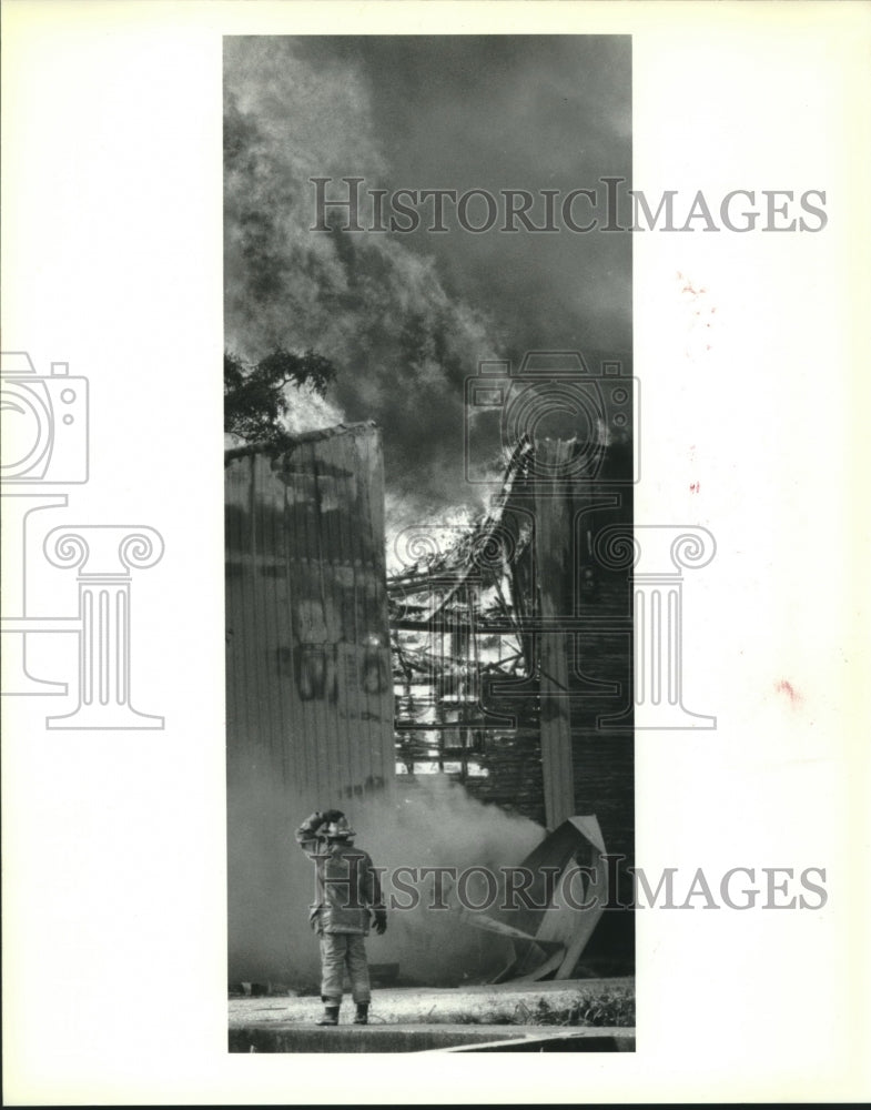 1992 Press Photo New Orleans fireman watch vacant warehouse destroyed by fire - Historic Images