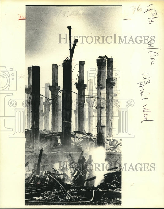 1980 Press Photo Smoldering rubble is cooled by a firehose after fire - Historic Images